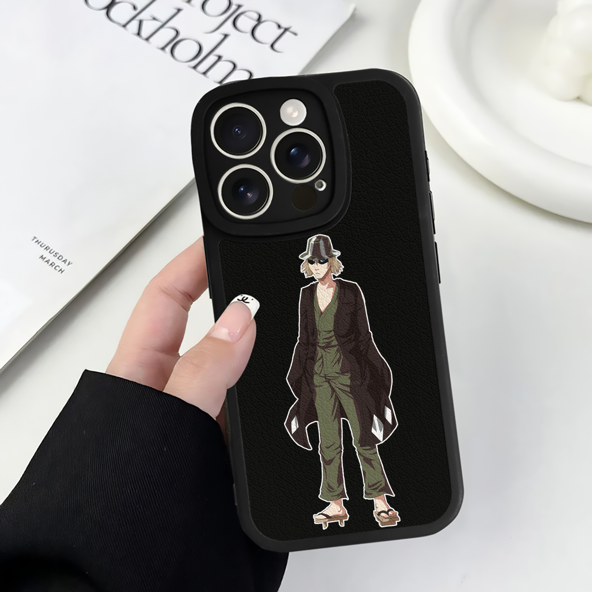 （画像用） "ブリーチ 浦原 喜助（うらはら きすけ） BLEACH Urahara Kisuke " 【iPhone 16シリーズ対応】シリコンスマホケース（レザー調） 材質：シリコン